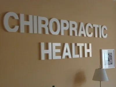 Schriftzug „Chiropractic Health" an der Wand der Praxis