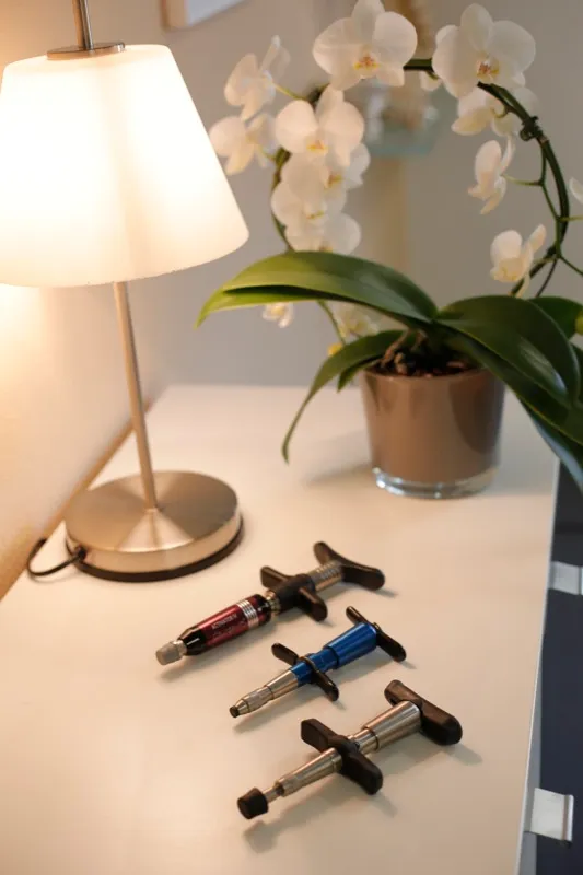 Aktivator-Justiergeräte auf einer Ablage neben Tischlampe und Orchidee