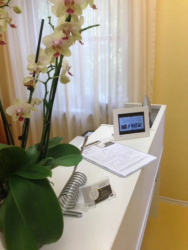 Orchidee neben einem Therapiegerät am Fenster