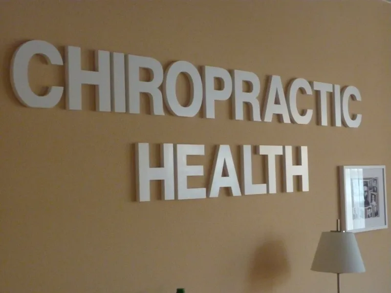 Schriftzug „Chiropractic Health" an der Praxiswand