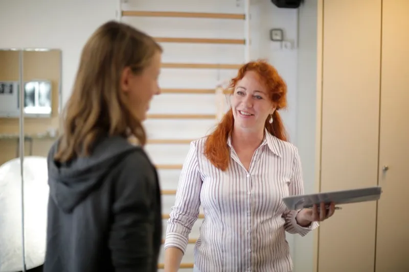 Stefanie Biller im Gespraech mit einer Patientin in der Praxis